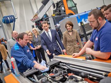 Bundeskanzler Sebastian Kurz besucht Stangl Reinigungstechnik in Straßwalchen