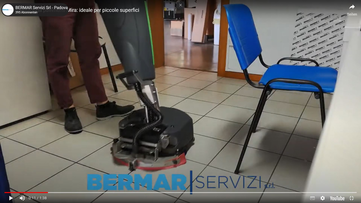 Vorschaubild zum Video Mira 40 Bodenreinigungsmaschine von Stangl bei dem der optimale Einsatz in kleinen Räumen mit vielen Hindernissen präsentiert wird.