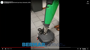 Vorschaubild zum Video Mira 40 Bodenreinigungsmaschine von Stangl bei dem die effiziente Reinigung von Schmutzwasser am Boden präsentiert wird. 