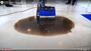 Vorschaubild zum Video der Duplex 420 Walzenreinigungsmaschine von Stangl bei der Entfernung von grobem Schmutz und Flüssigkeit auf Hartboden. 