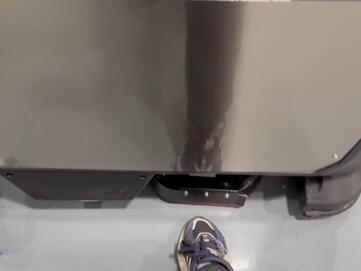 Die autonome Scheuersaugmaschine von Stangl erkennt und umgeht eigenständig Objekte und Personen und weicht exakt aus. 