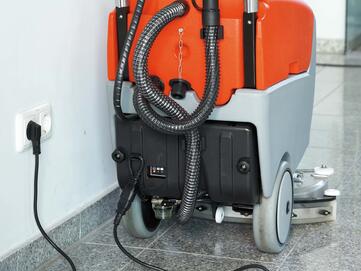 Batterie der Hako Scheuersaugmaschine B12 von Stangl beim Laden an einer Steckdose