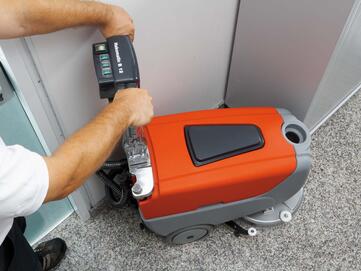 Handgeführte Scheuersaugmaschine B12 von Stangl beim randnahen Arbeiten