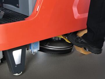 Fußpedal für den Bürstenabwurf der Aufsitz-Bodenreinigungsmaschine B75-R von Stangl