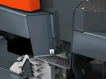 Rutschsichere Trittstufe der Hako Scheuersaugmaschine B400-R von Stangl ermöglicht einen komfortablen Zugang zum Arbeitsplatz