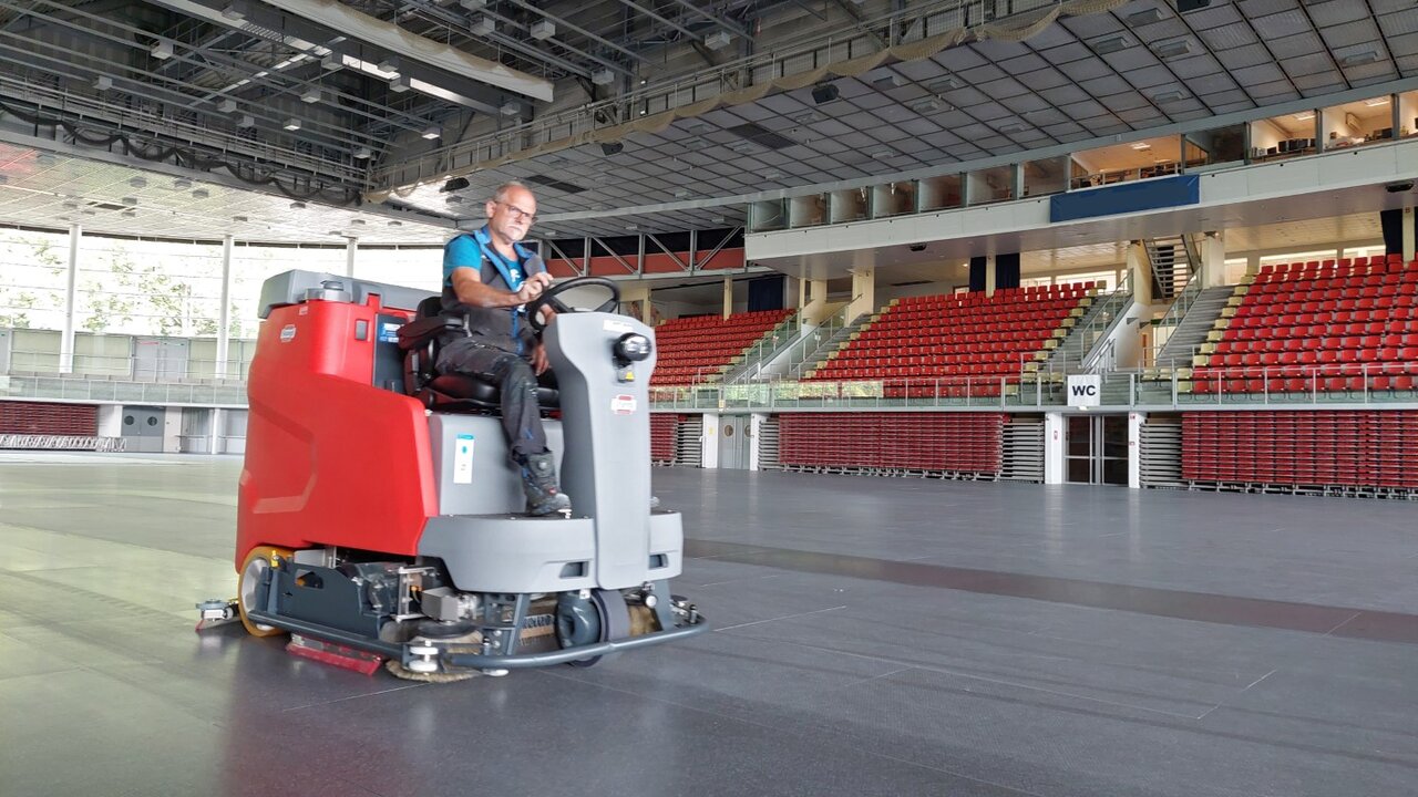 Hako Bodenreinigungsmaschine von Stangl reinigt große Flächen im Stadion