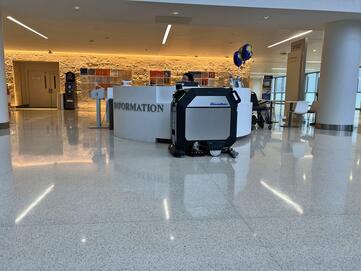 Die autonome Bodenreinigungsmaschine CenoBots L50 von Stangl beeindruckt mit einer Flächenleistung von bis zu 2.203 m²/h. 