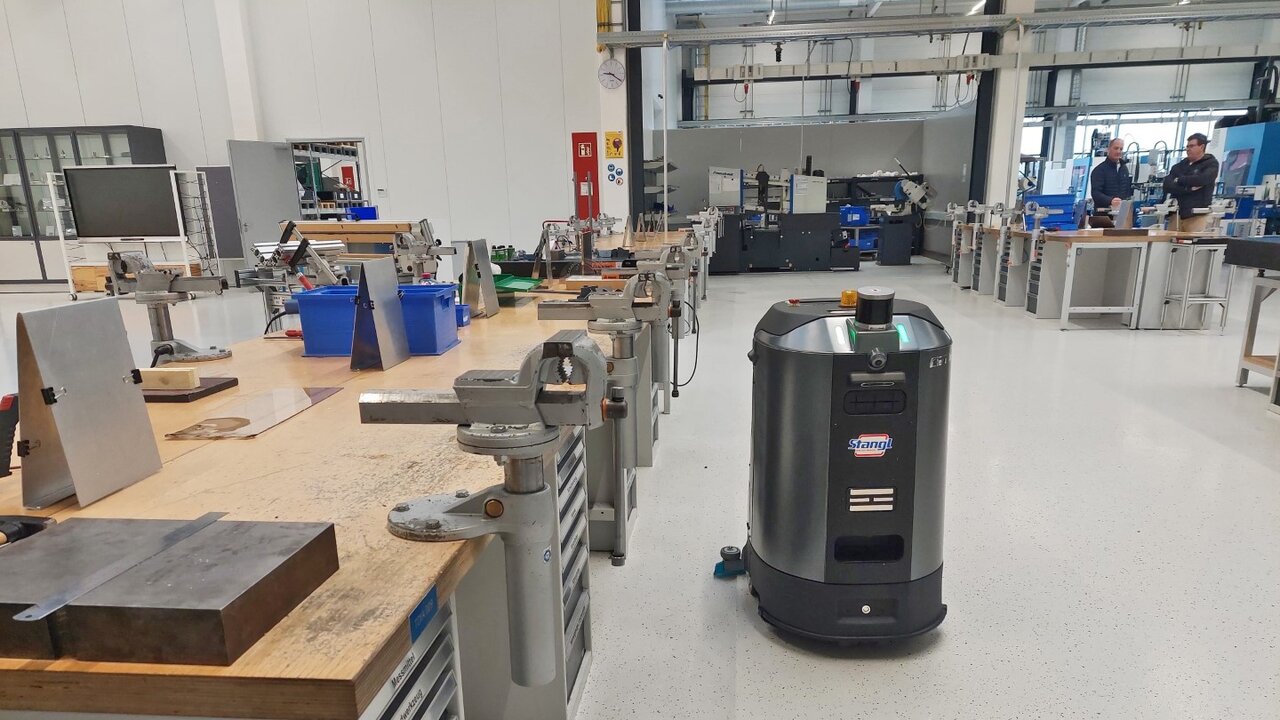 Reinigungsroboter autonome Reinigungsmaschine Cenobots L4 von Stangl reinigt selbstständig in Produktionsbereichen und Werkstätten