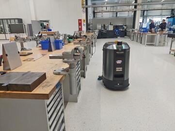 Reinigungsroboter autonome Reinigungsmaschine Cenobots L4 von Stangl reinigt selbstständig in Produktionsbereichen und Werkstätten