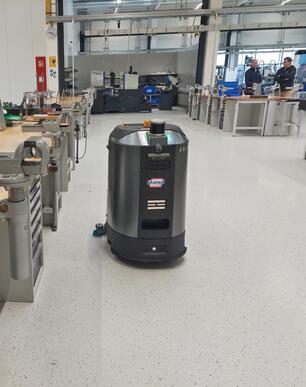 Reinigungsroboter autonome Reinigungsmaschine Cenobots L4 von Stangl reinigt selbstständig in Produktionsbereichen und Werkstätten