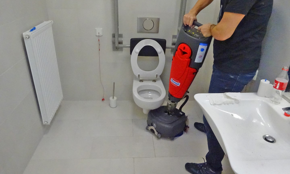 Die Bodenreinigungsmaschine Mira 40 von Stangl ermöglicht durch die flexible Deichsel einen guten Zugang unter WC Anlagen.