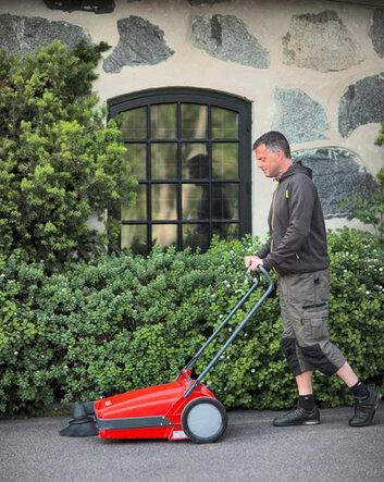 Handkehrmaschine Sweepmaster M600 von Stangl besonders leicht zu bedienen