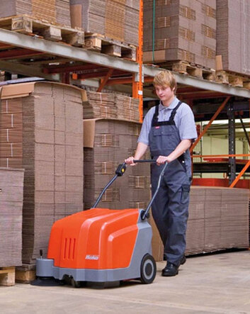 Kompakte Kehrmaschine Sweepmaster B500 von Stangl perfekt geeignet für Hartböden und Teppichböden