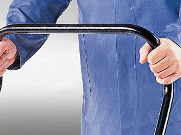 Der Führungsholm erlaubt die optimale Griffposition bei der Bedienung der Handkehrmaschine Sweepmaster M600  