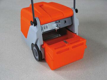 Großer Schmutzbehälter der Putzmaschine Sweepmaster B500 von Stangl mit 40 Liter Fassungsvermögen