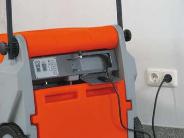 Einfaches Aufladen der Handkehrmaschine Sweepmaster B600 an jeder Steckdose mit dem On-Board Ladegerät