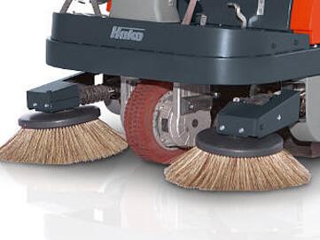 Zusätzlicher Seitenbesen der Hako Aufsitz-Kehrsaugmaschine Sweepmaster 900-R von Stangl erhöht die Kehrleistung