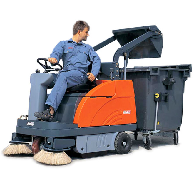 Aufsitz-Kehrmaschine Hako Sweepmaster 980-RH von Stangl mit Hochentleerung