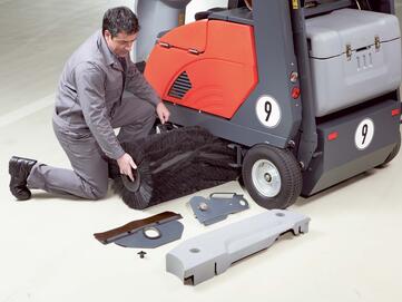 Werkzeugloser Walzenwechsel bei der Aufsitzkehrmaschine Hako Sweepmaster 1200-RH von Stangl 