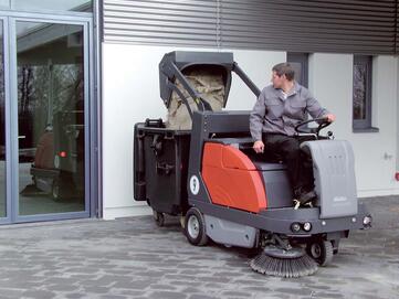 Hochentleerung des Kehrgutbehälters der Aufsitz-Kehrsaugmaschine Hako Sweepmaster 1200-RH von Stangl 