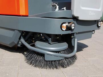 Anfahrschutz und robustes Chassis der Aufsitz-Kehrmaschine Hako Sweepmaster 1500-RH von Stangl 