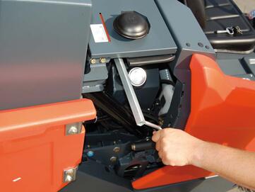 Einstellung der Hauptkehrwalze für ein perfektes Kehrbild der Kehrmaschine Hako Sweepmaster 1500-RH von Stangl