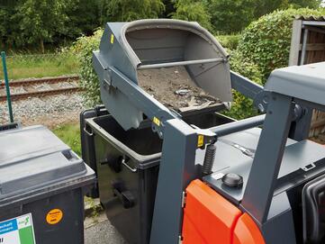 Hydraulische Hochentleerung des Kehrgutbehälters der Aufsitz-Kehrsaugmaschine Hako Sweepmaster 1500-RH von Stangl