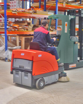 Hako Aufsitz-Kehrmaschine von Stangl für gründliches randnahes Kehren