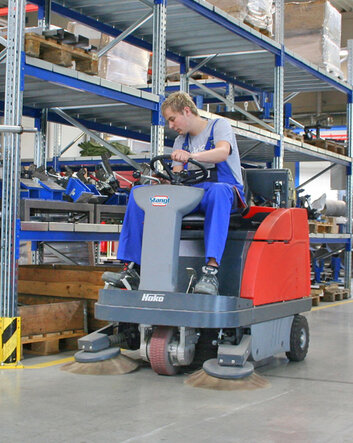 Aufsitzkehrmaschine Hako Sweepmaster 980-R von Stangl gründliches Kehren mit zwei Seitenbesen