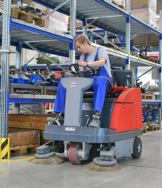 Aufsitzkehrmaschine Hako Sweepmaster 980-R von Stangl gründliches Kehren mit zwei Seitenbesen