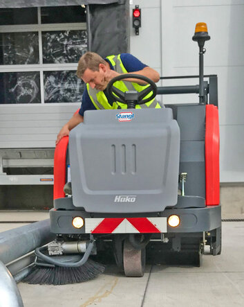 Aufsitz-Kehrsaugmaschine 1500-R mit Hochentleerung für große Flächen