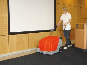 Hako Kehrsaugmaschine Sweepmaster B500 von Stangl Reinigung eines Teppichbodens