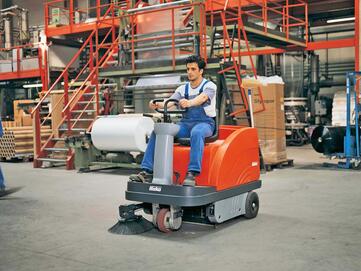 Hako Kehrsaugmaschine Sweepmaster B650 von Stangl mit Batterieantrieb