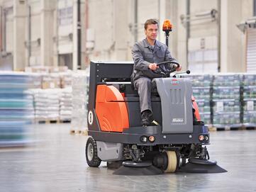 Kehrsaugmaschine Hako Sweepmaster 1200-RH von Stangl für große Betriebsflächen