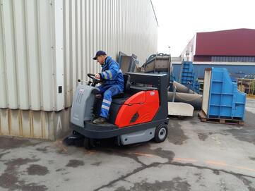 Kehrsaugmaschine Hako Sweepmaster 1200-RH von Stangl für große Parkflächen und Außenanlagen