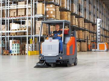 Aufsitz-Kehrmaschine Hako Sweepmaster 1500-RH für sehr große Betriebsflächen wie Lagerflächen