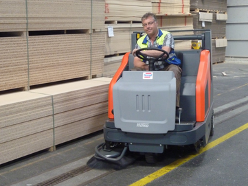 Aufsitz-Kehrmaschine Hako  Sweepmaster 1500-RH von Stangl Außenreinigung