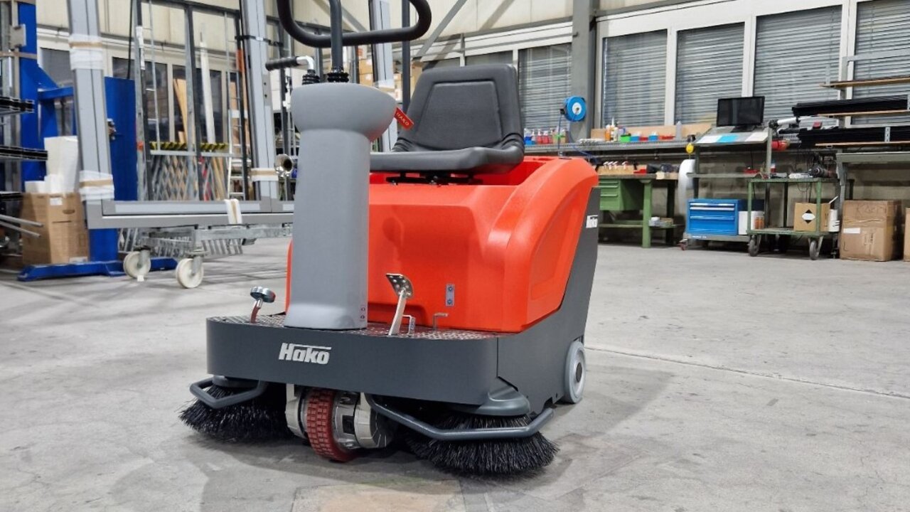 Industriereinigung mit Hako Kehrsaugmaschine von Stangl
