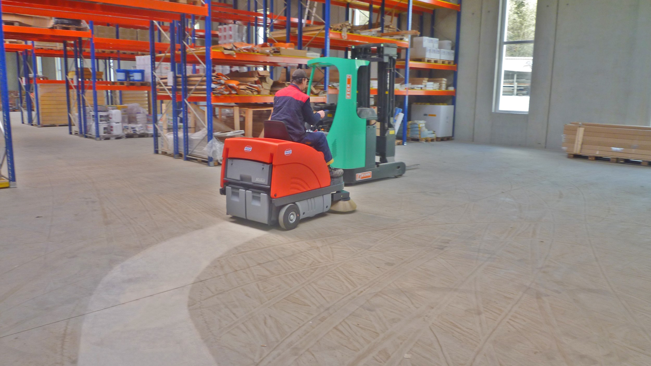 Hako Sweepmaster 900R Kehrmaschine von Stangl kehrt im Lager mit viel Staub am Boden