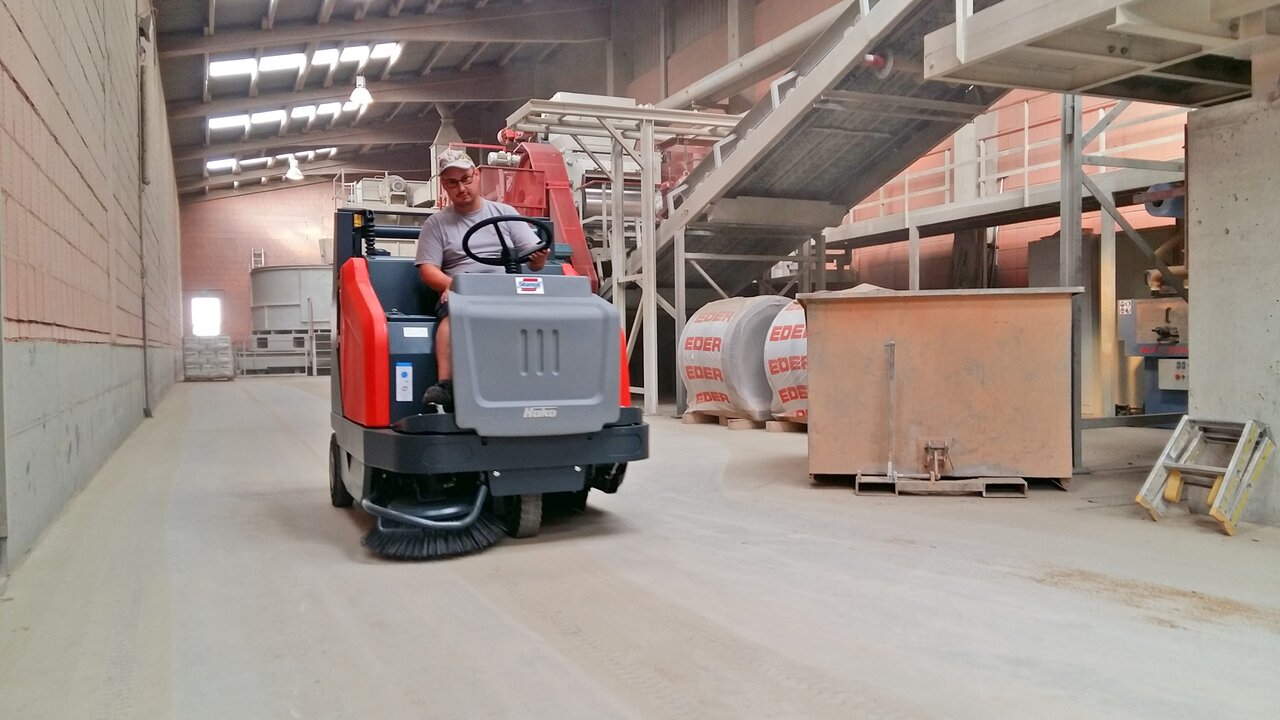 Hako Kehrsaugmaschine von Stangl im Einsatz im Ziegelwerk