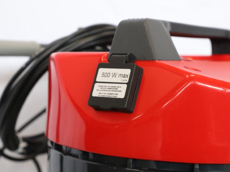 integrierte Steckdose des StaVac 423 Pump-Eco Wasser-Pumpsauger von Stangl