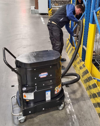 Leistungsstarker Industrie- und Gewerbesauger Ruwac R01 D von Stangl mit LI-Akku ohne störendes Kabel