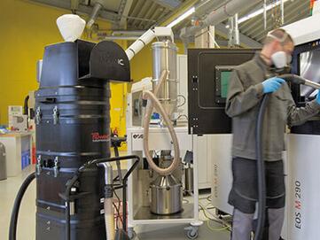 Nassabscheider Ruwac NA35 von Stangl saugt beim 3D-Druck