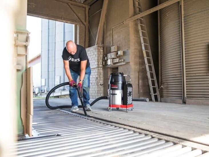 Saugen ohne Kabel in beengten Bereichen mit dem leistungsstarten Industrie Akkusauger Ruwac R18 D von Stangl Fugen Saugen