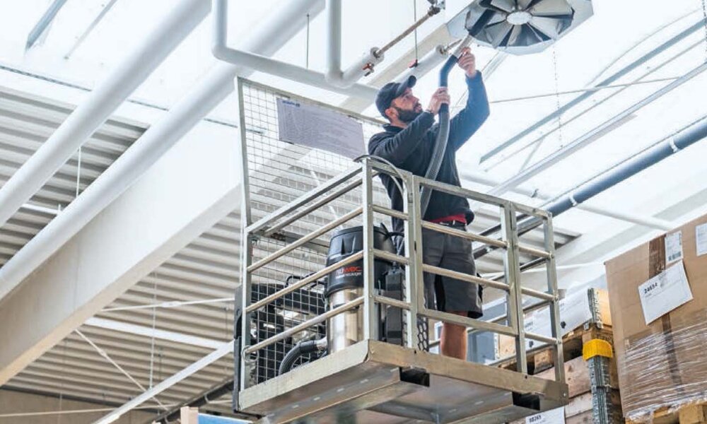 Kabellos Saugen in der Höhe bei Arbeiten auf einer Arbeitsbühne mit dem Industrie Akkusauger Ruwac R18 D von Stangl