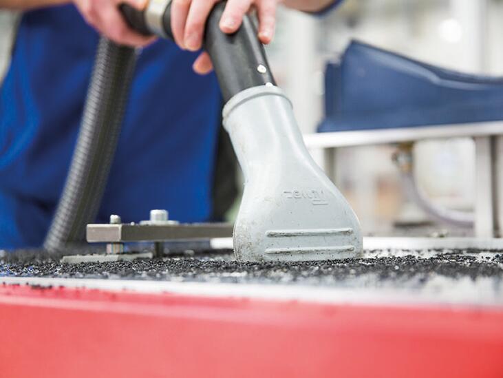 Detailaufname beim Saugen von Stäuben mit dem Industriesauger Ruwac R18 A012 Zone 22 von Stangl 