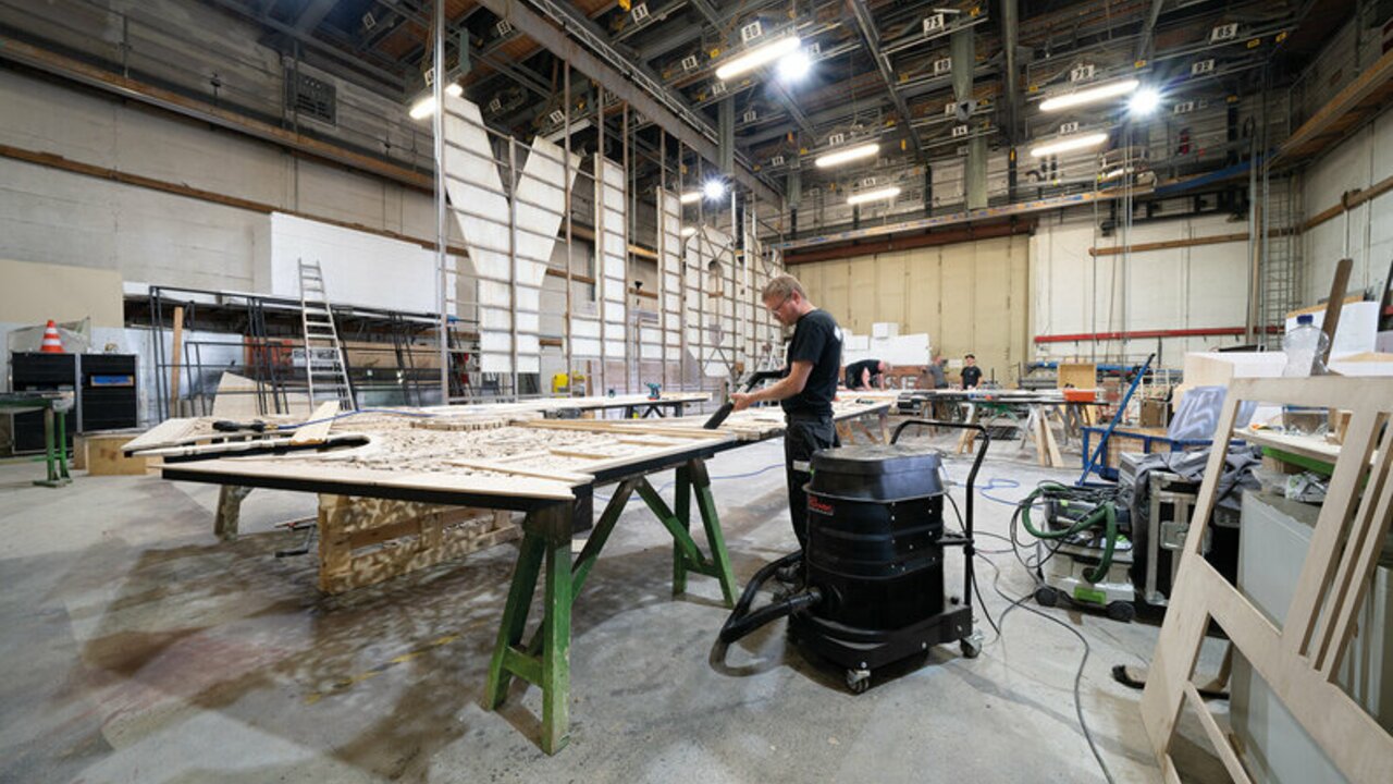 Industriesauger Ruwac R01 saugt Holzstaub in einem holzverarbeitendem Betrieb