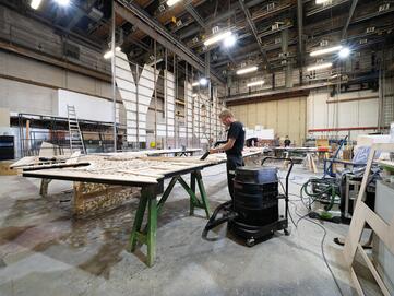 Industriesauger Ruwac R01 saugt Holzstaub in einem holzverarbeitendem Betrieb