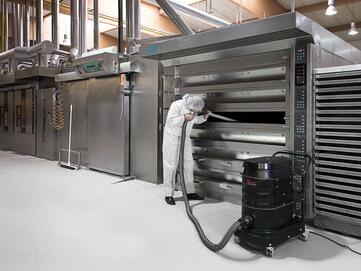 Industriesauger Ruwac R01-A024 von Stangl saugt Mehlstaub in einer Großbäckerei