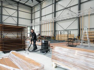 Industriesauger Ruwac R01-A024 von Stangl saugt Holzstaub in der Holzverarbeitung